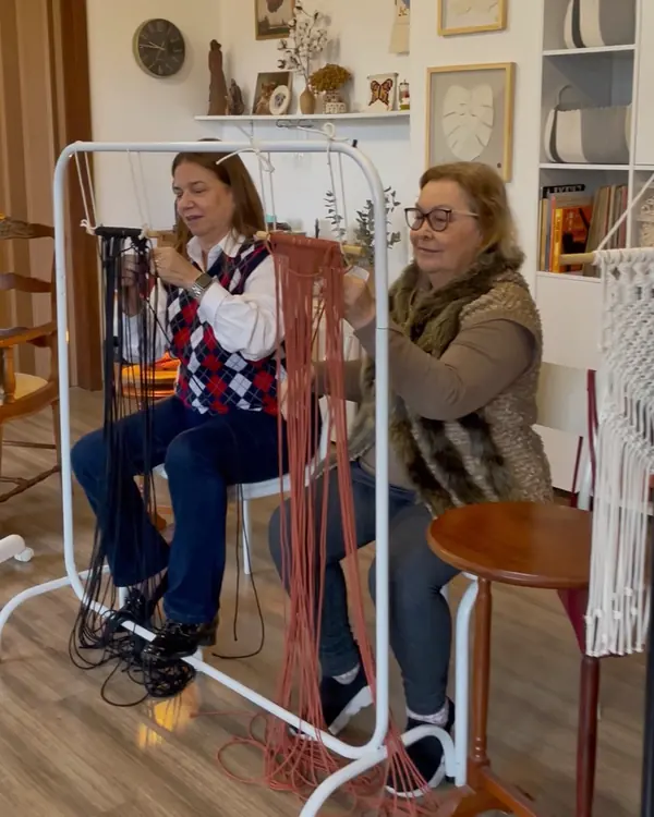 Duas alunas concentradas trabalhando nos seus painéis