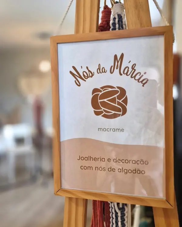 Placa da Nós da Márcia no cavalete da entrada do ateliê